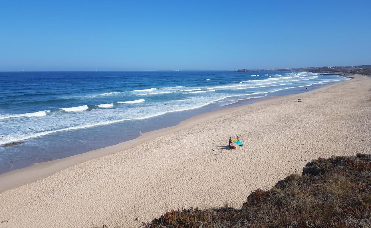 Foto af Praia dos Aivados med gråt sand og småsten overflade