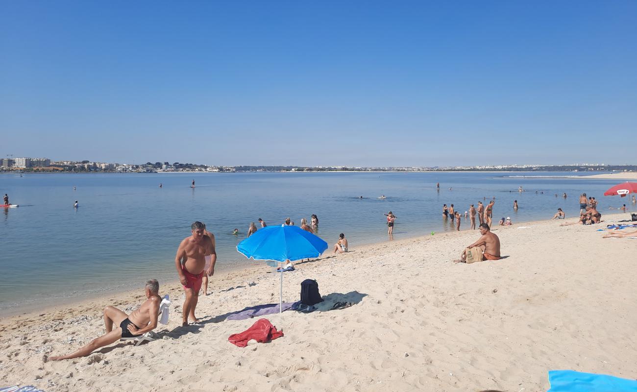 Foto af Praia Fluvial de Alburrica med lys sand overflade