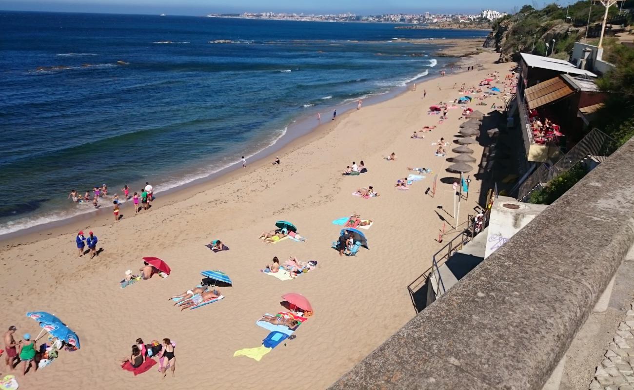 Foto af Praia das Avencas med lys sand overflade