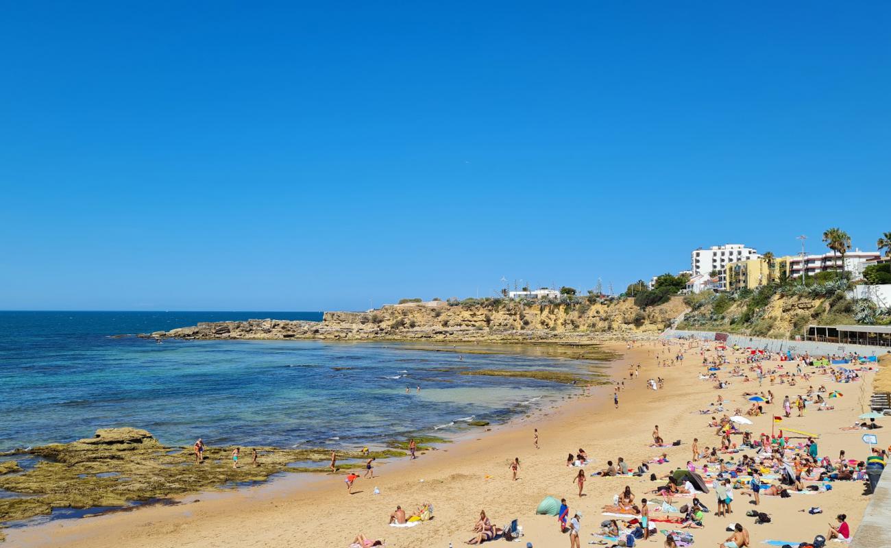 Foto af Praia de Sao Pedro do Estoril med lys sand overflade