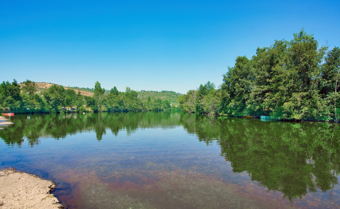 Foto af Praia Fluvial de Miradeses med lyst sand & sten overflade