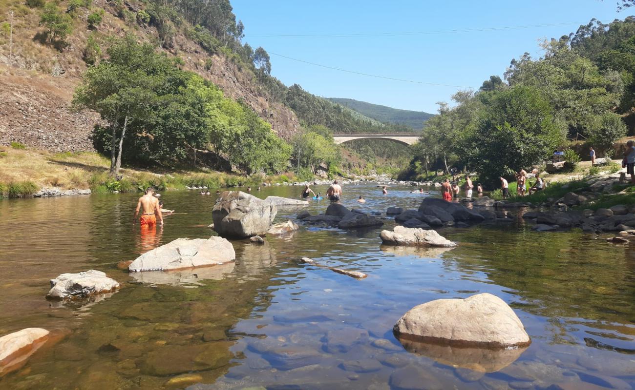 Foto af Praia Fluvial de Espiunca med lys sand overflade