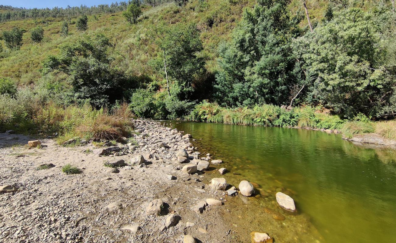 Foto af Praia Fluvial da Paradinha med sten overflade