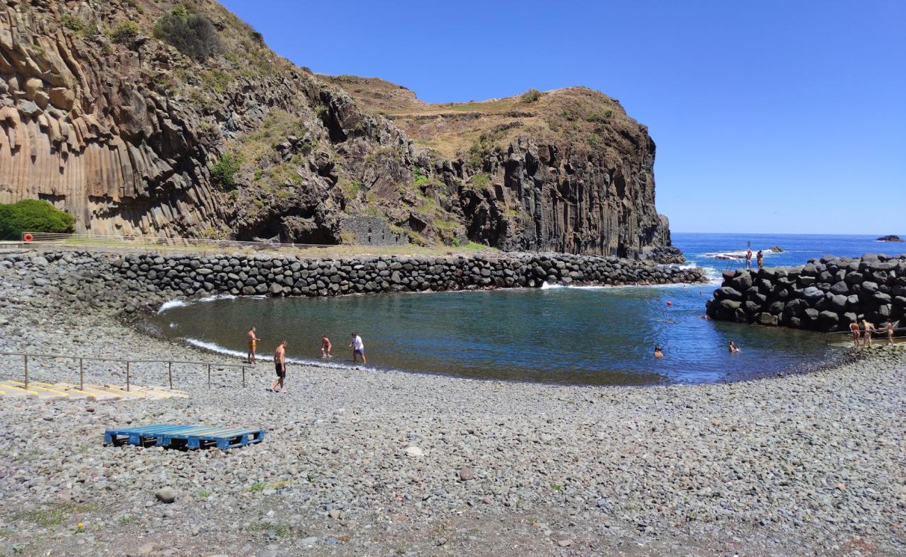 Foto af Complexo Balnear da Foz da Ribeira do Faial med grå sten overflade