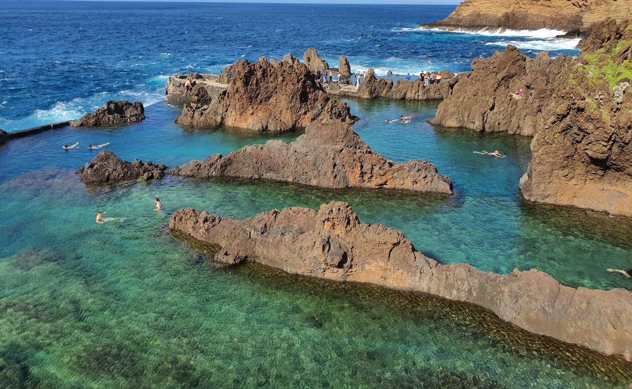 Foto af Piscinas Naturais Velhas med betonovertræk overflade