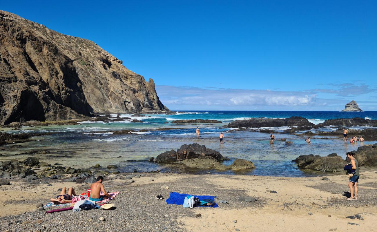 Foto af Porto das Salemas med gråt sand og sten overflade