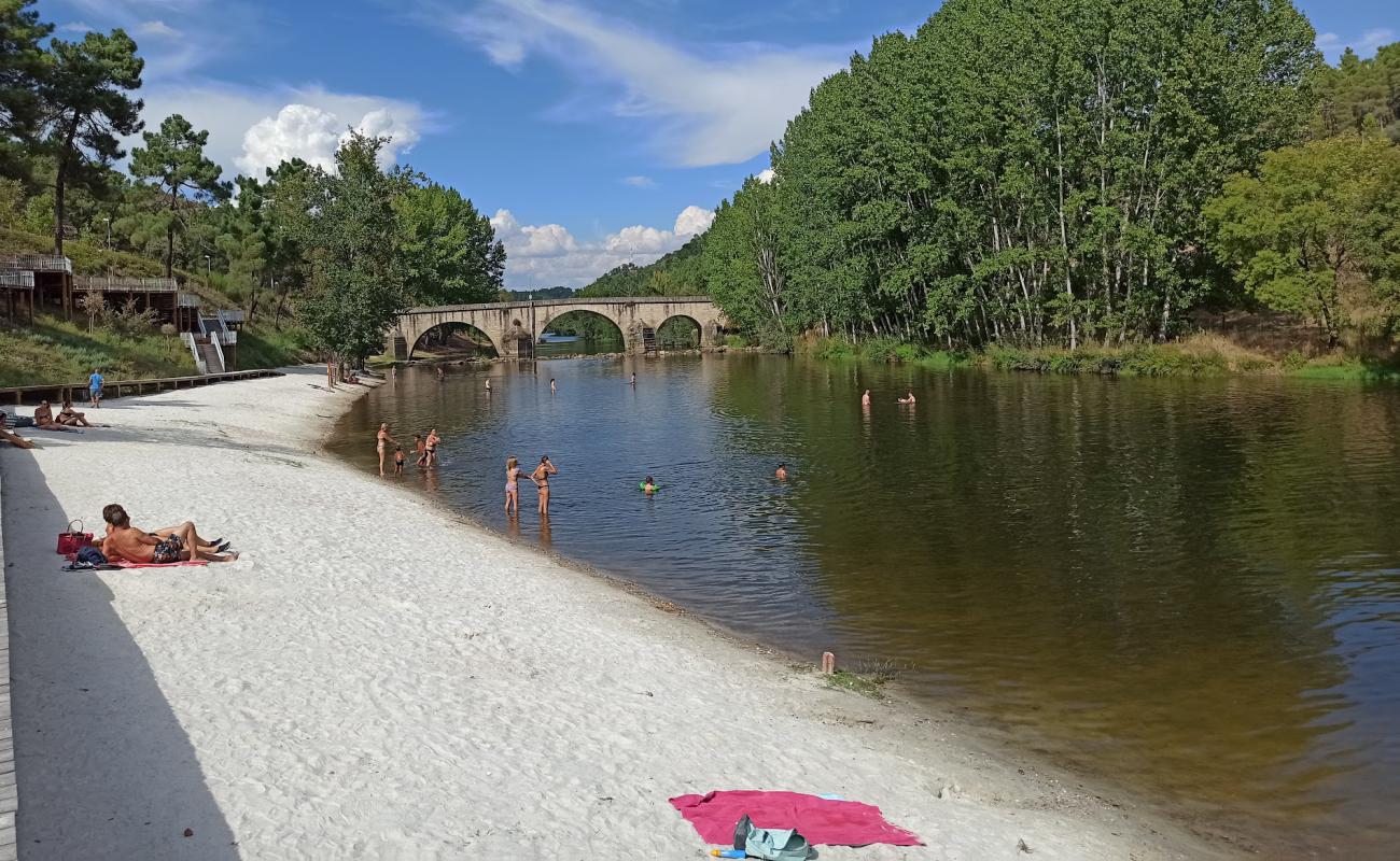 Foto af Praia Fluvial de Rabacal med lys sand overflade