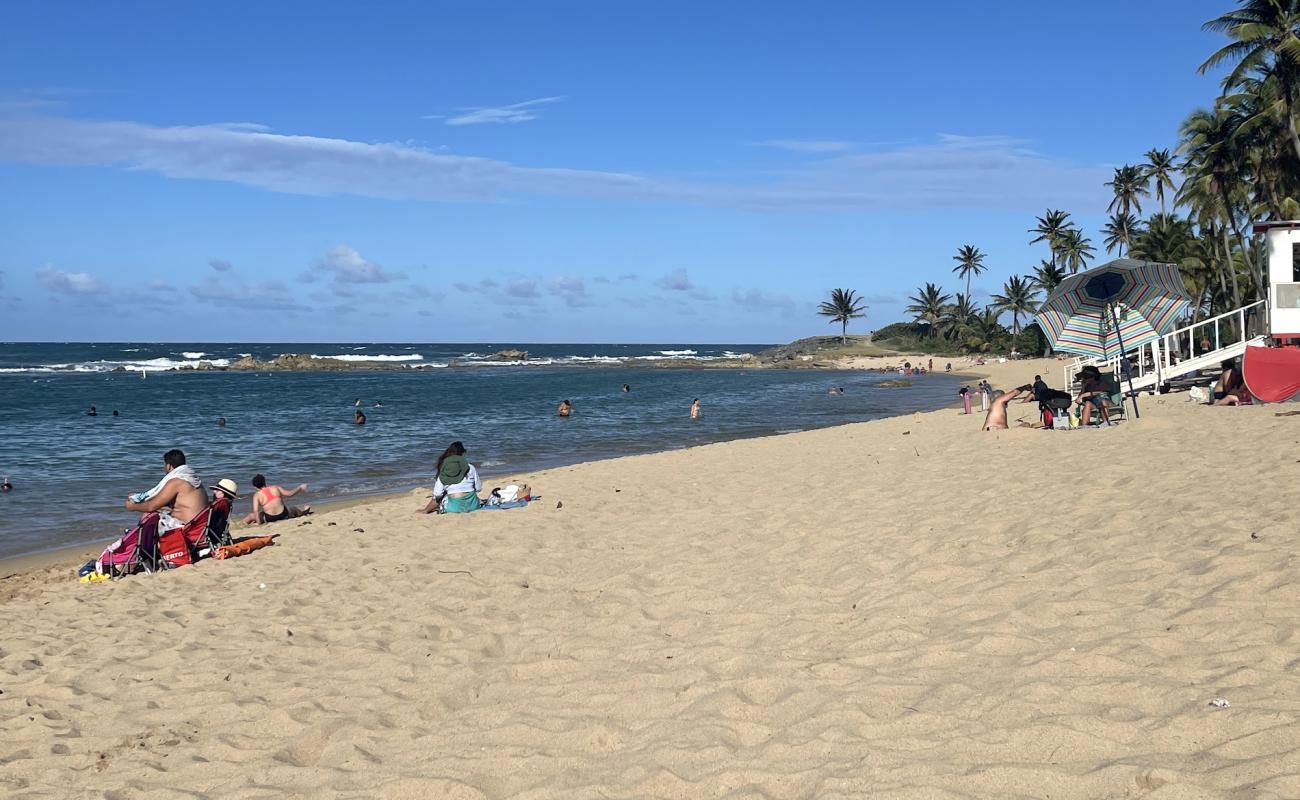 Foto af Escambron Beach med lys fint sand overflade