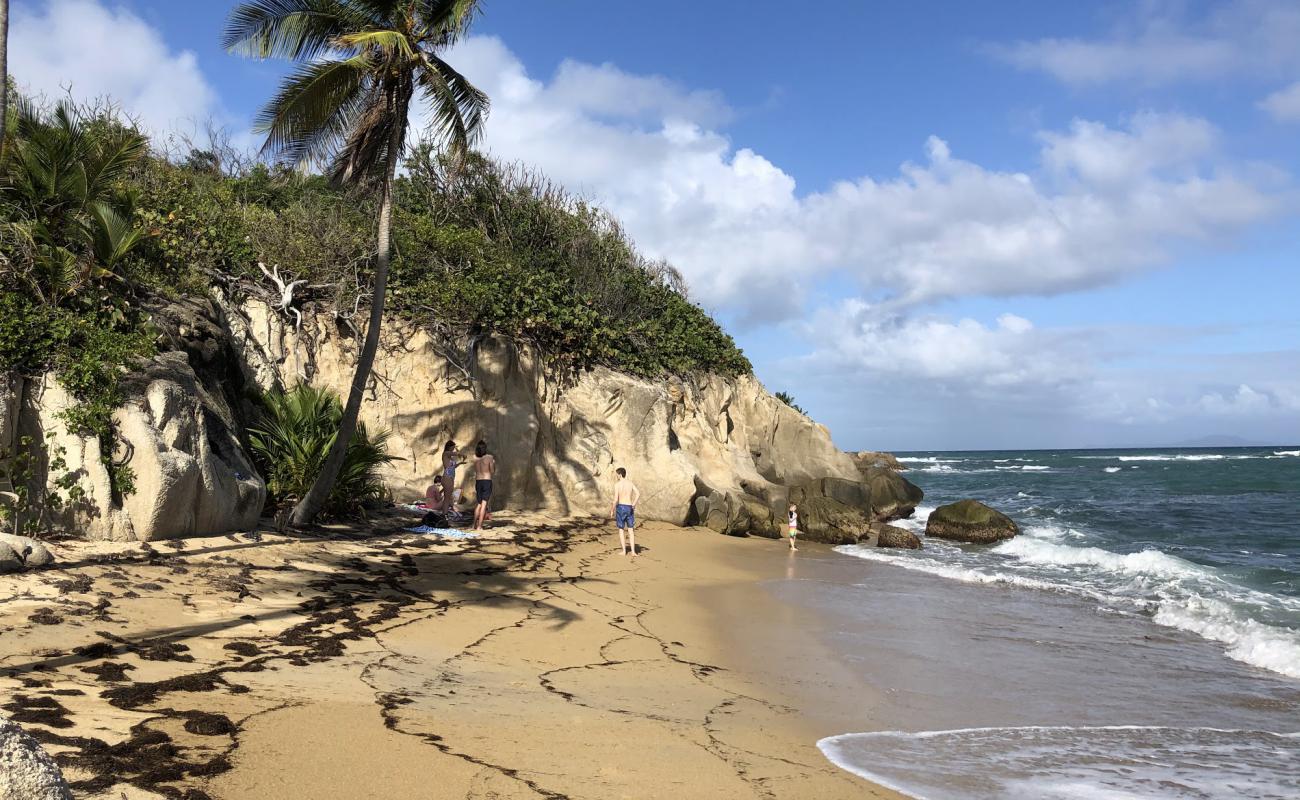 Foto af Playa Icacos med lys sand overflade