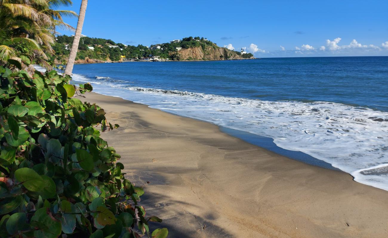 Foto af Playa Los Bohios med grå sand overflade