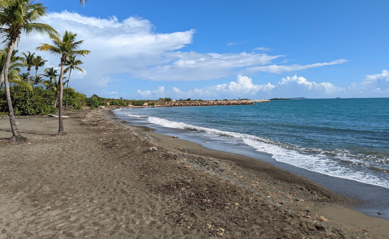 Foto af Playa Hilton Ponce med gråt sand og småsten overflade