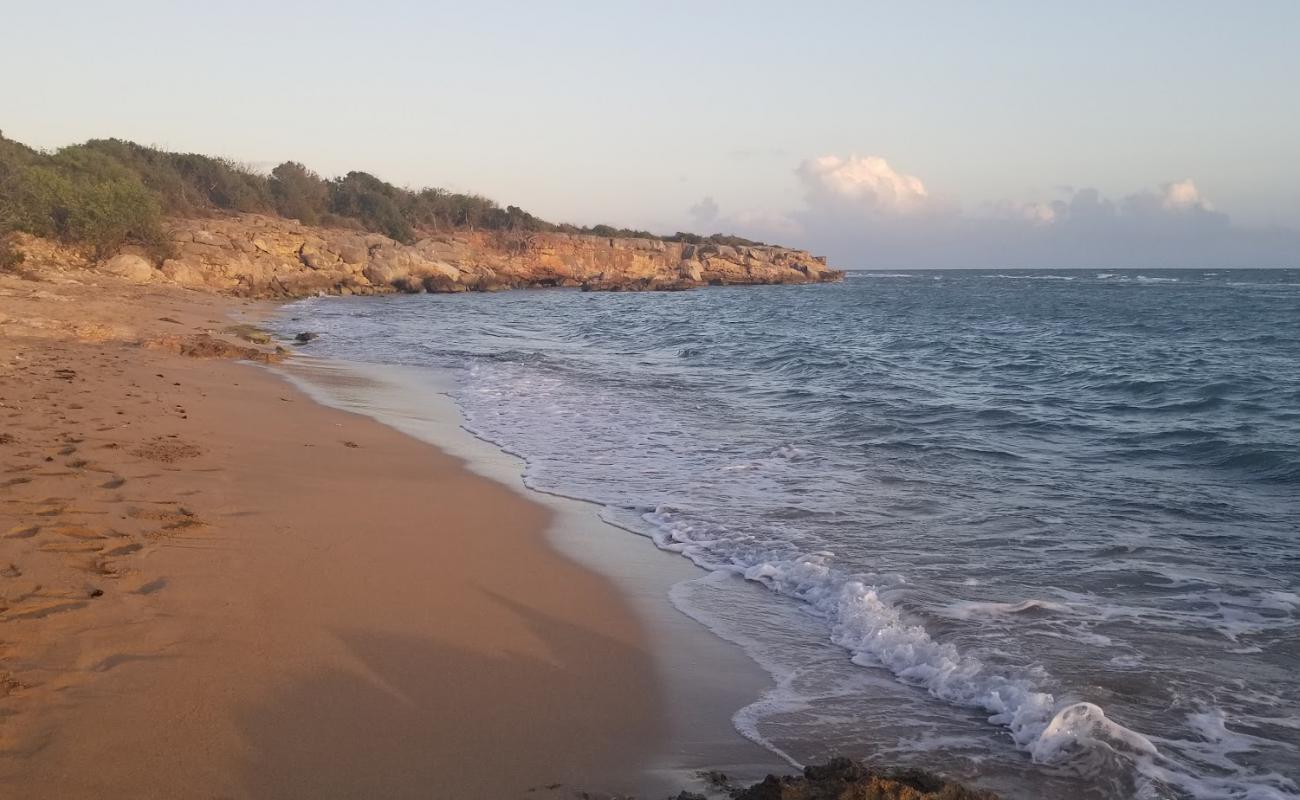 Foto af Playa Pelicano med gråt sand og sten overflade