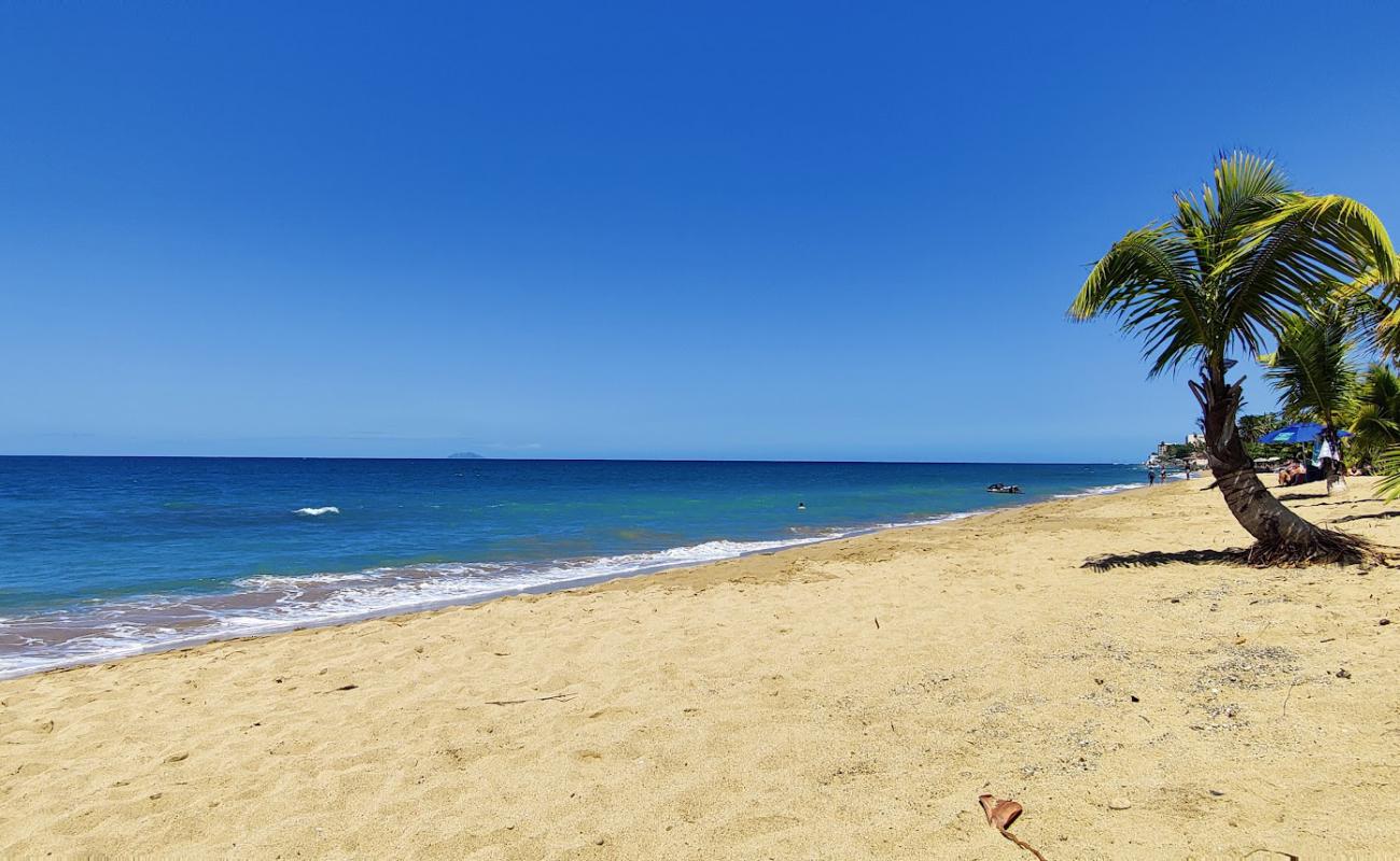 Foto af Playa Los Almendros med lys fint sand overflade