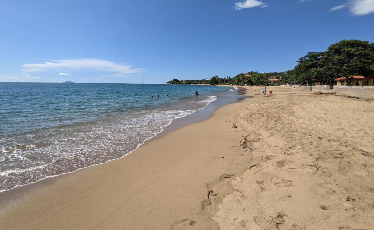 Foto af Playa Dona Lala Beach med lys fint sand overflade