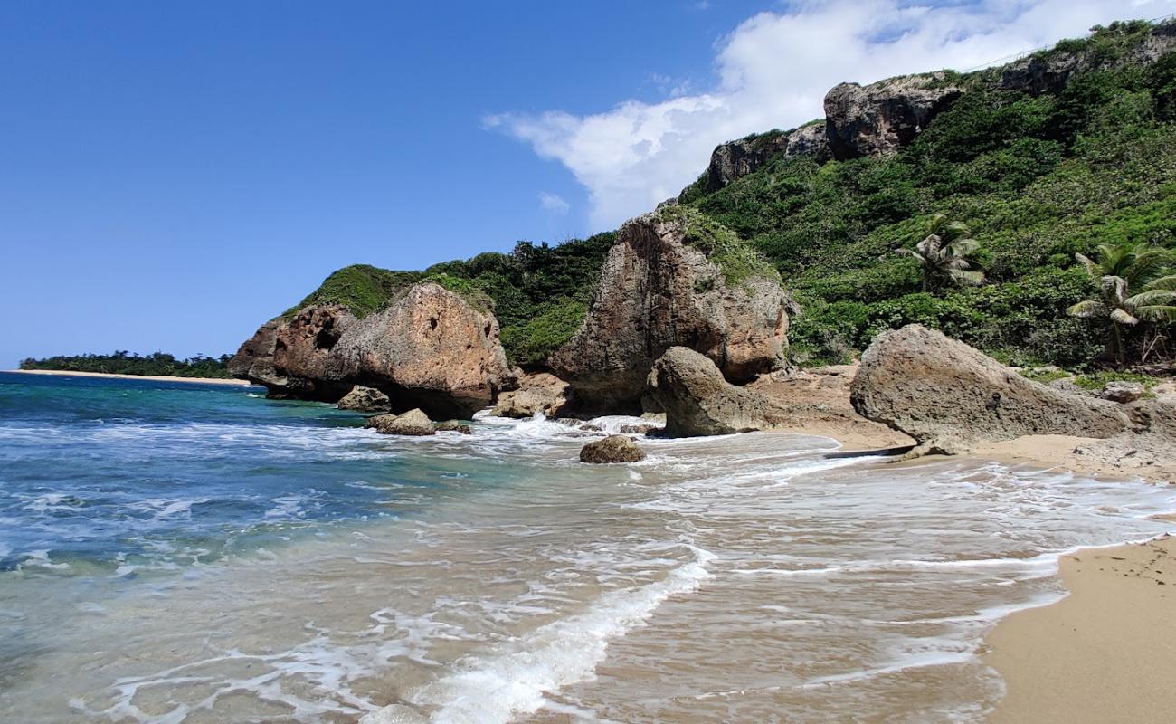 Foto af Punta Borinquen II beach med gråt sand og sten overflade