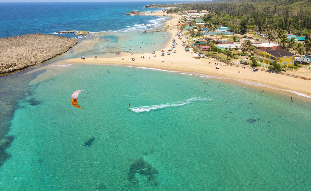 Foto af Playa Montones med lys sand overflade