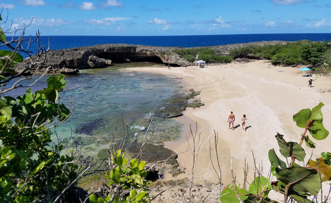 Foto af Las Golondrinas beach med lys sand overflade