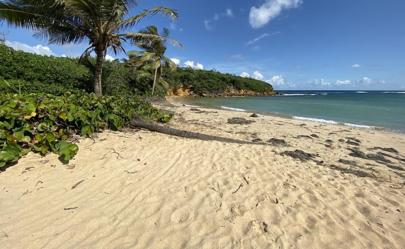 Foto af Playa De Los Tocones med lys sand overflade