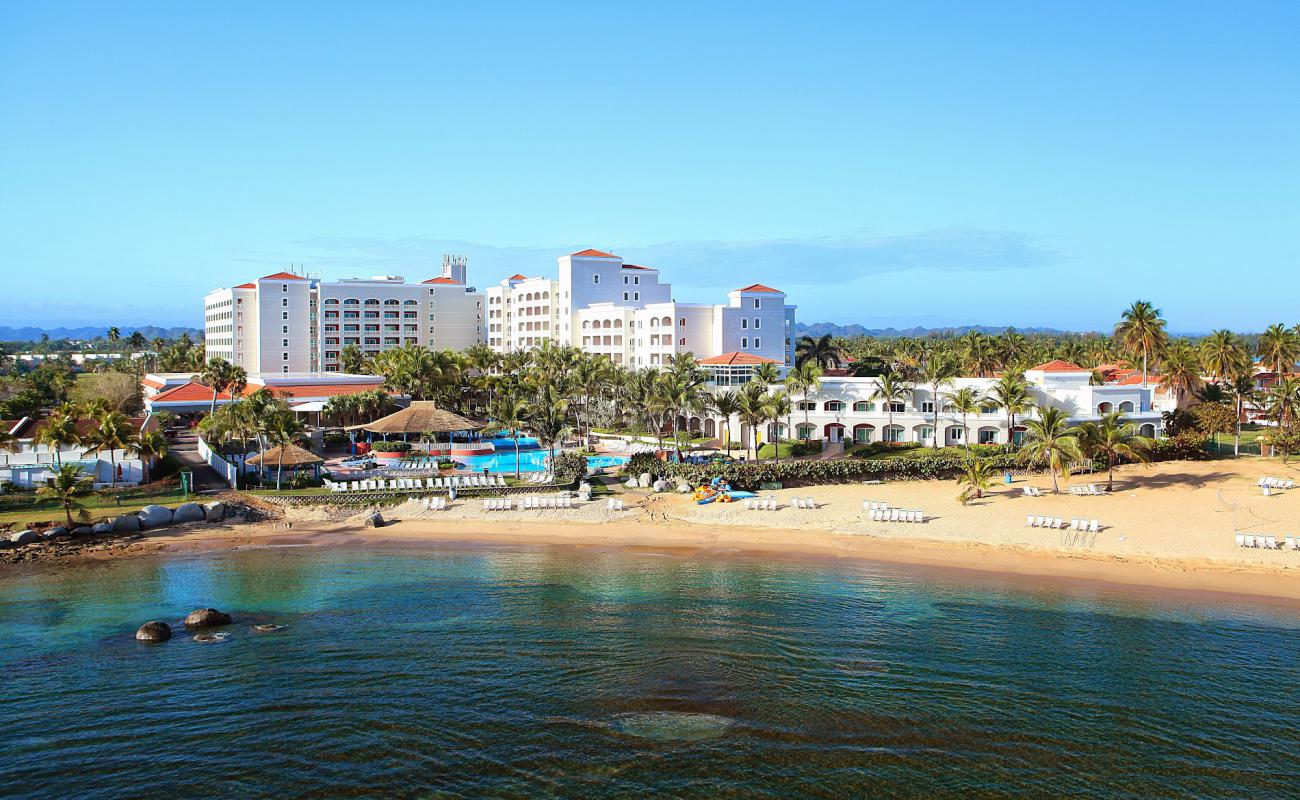 Foto af Playa Dorado del Mar West med lys sand overflade