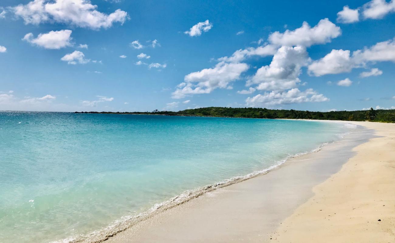 Foto af Playa La Chiva med hvidt sand overflade