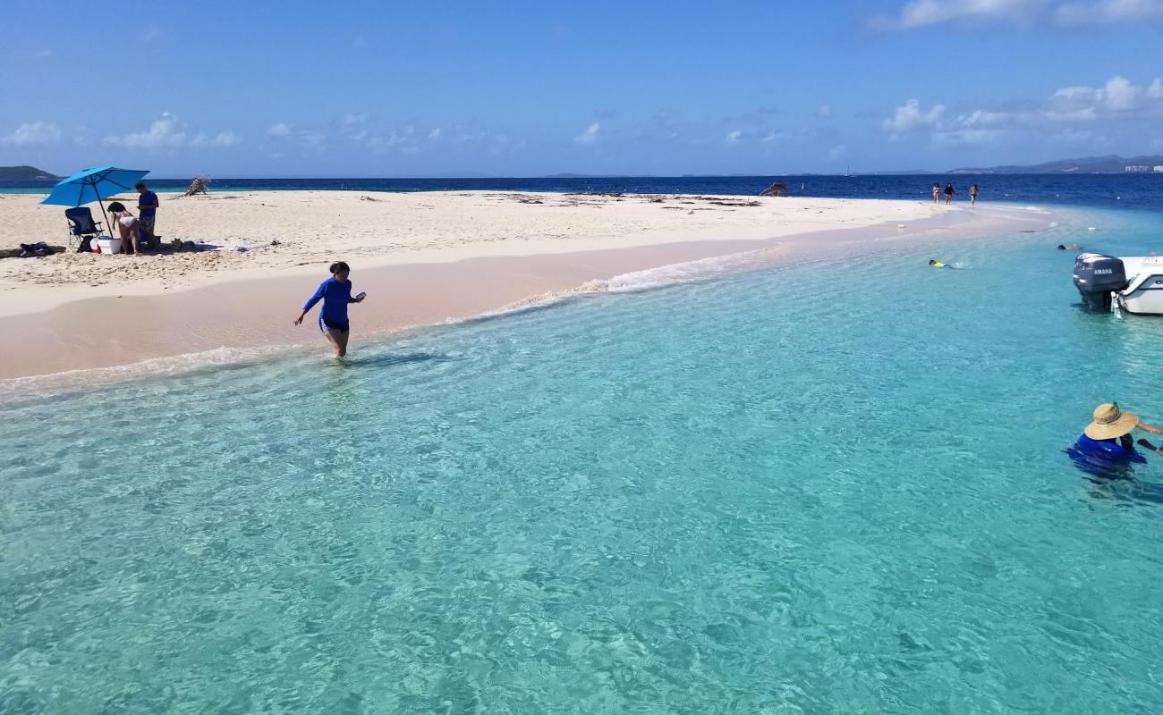 Foto af Icacos beach med lys fint sand overflade