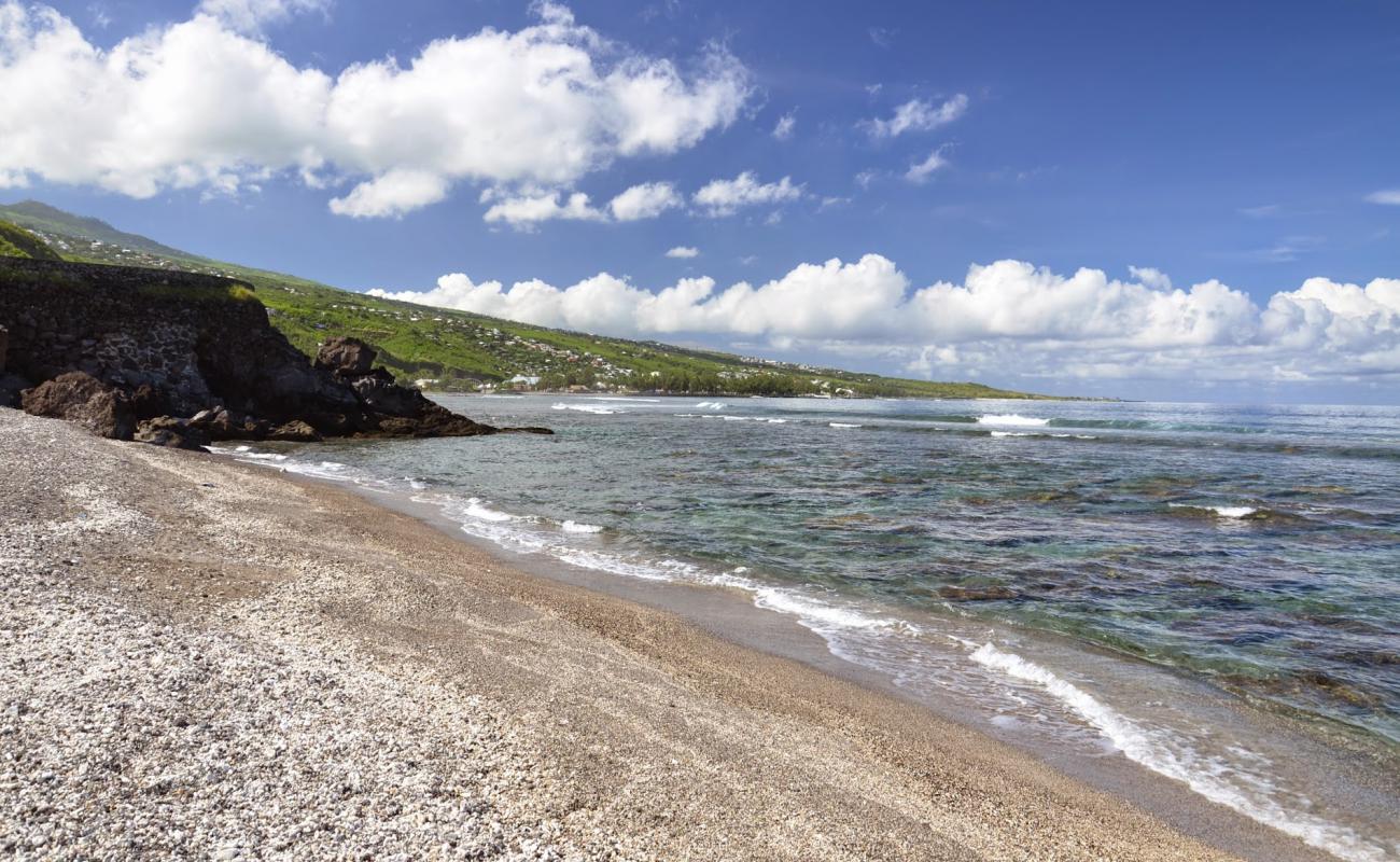 Foto af Saint leu Beach med let sand og småsten overflade