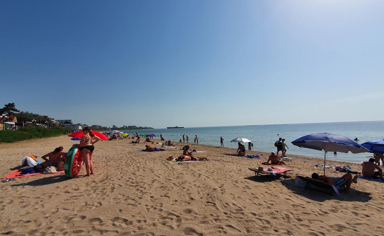 Foto af Plyazh Tineretului med lys sand overflade