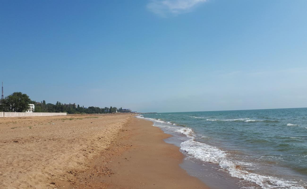 Foto af Nadejda Beach med lys skaldesand overflade