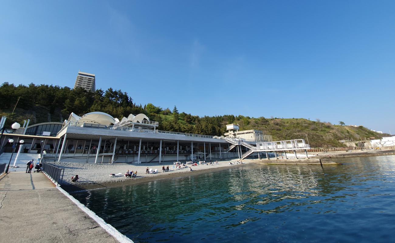 Foto af Yalta beach med grå fin sten overflade