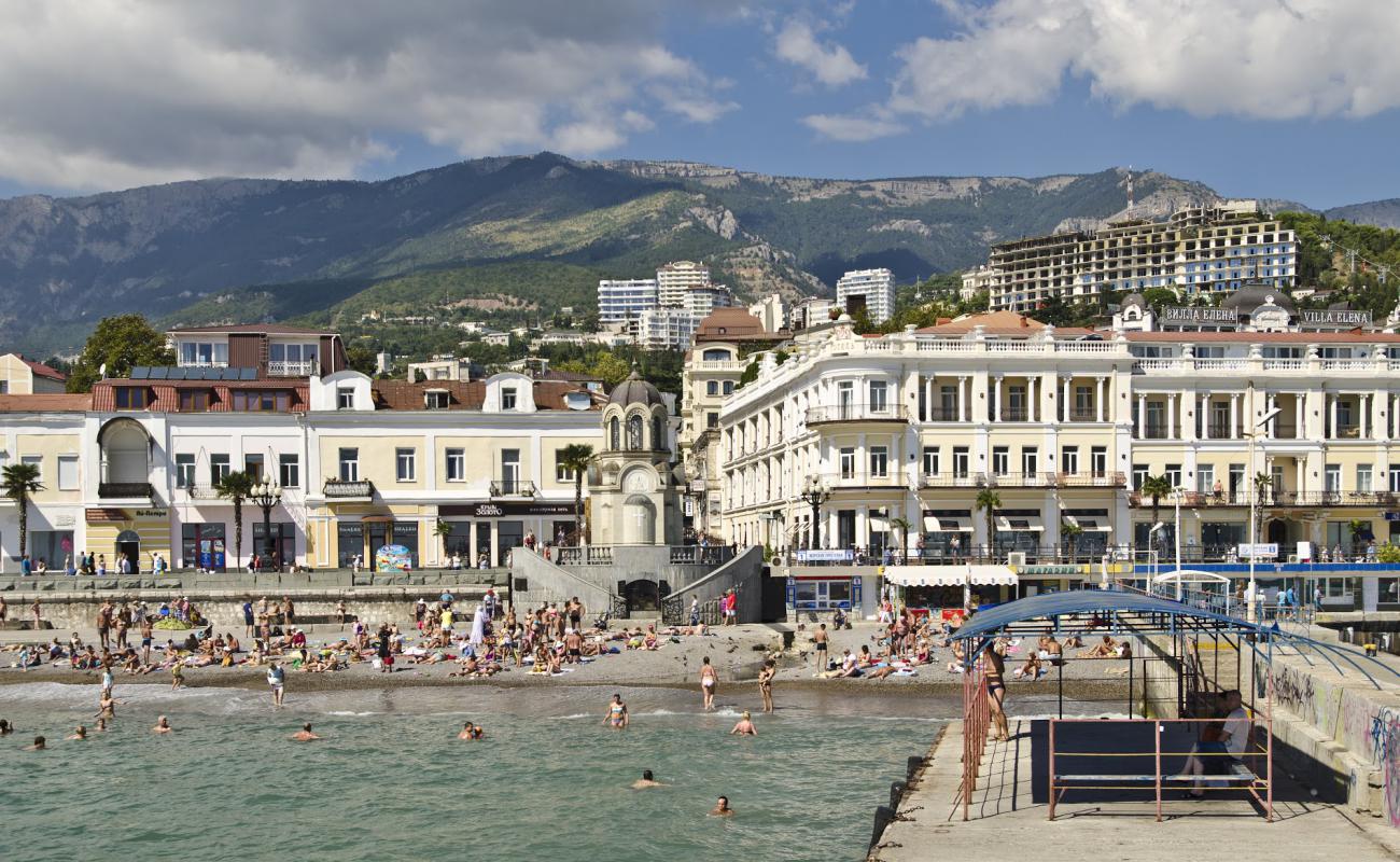 Foto af Yalta mini beach med grå fin sten overflade