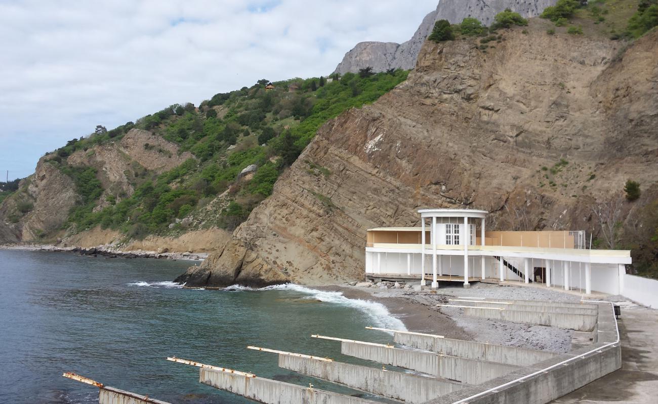 Foto af Mellas beach med grå sten overflade