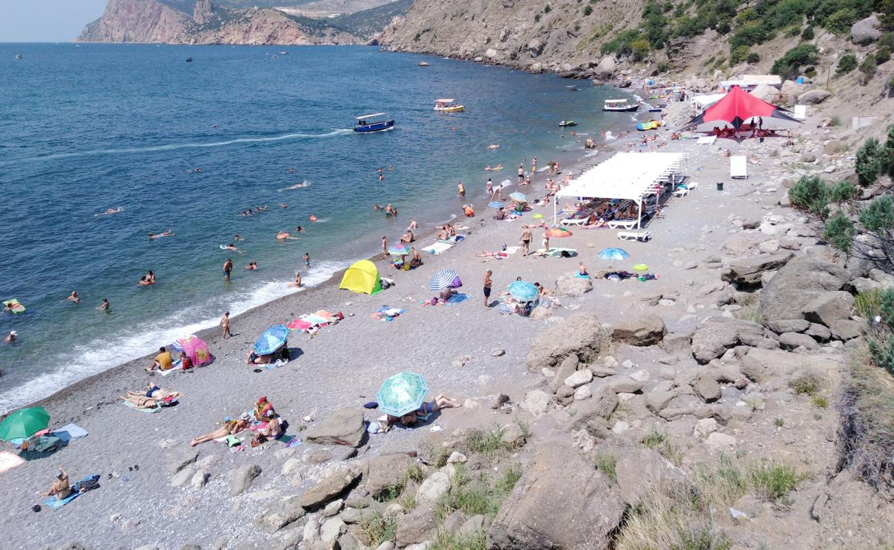 Foto af Silver beach med grå fin sten overflade