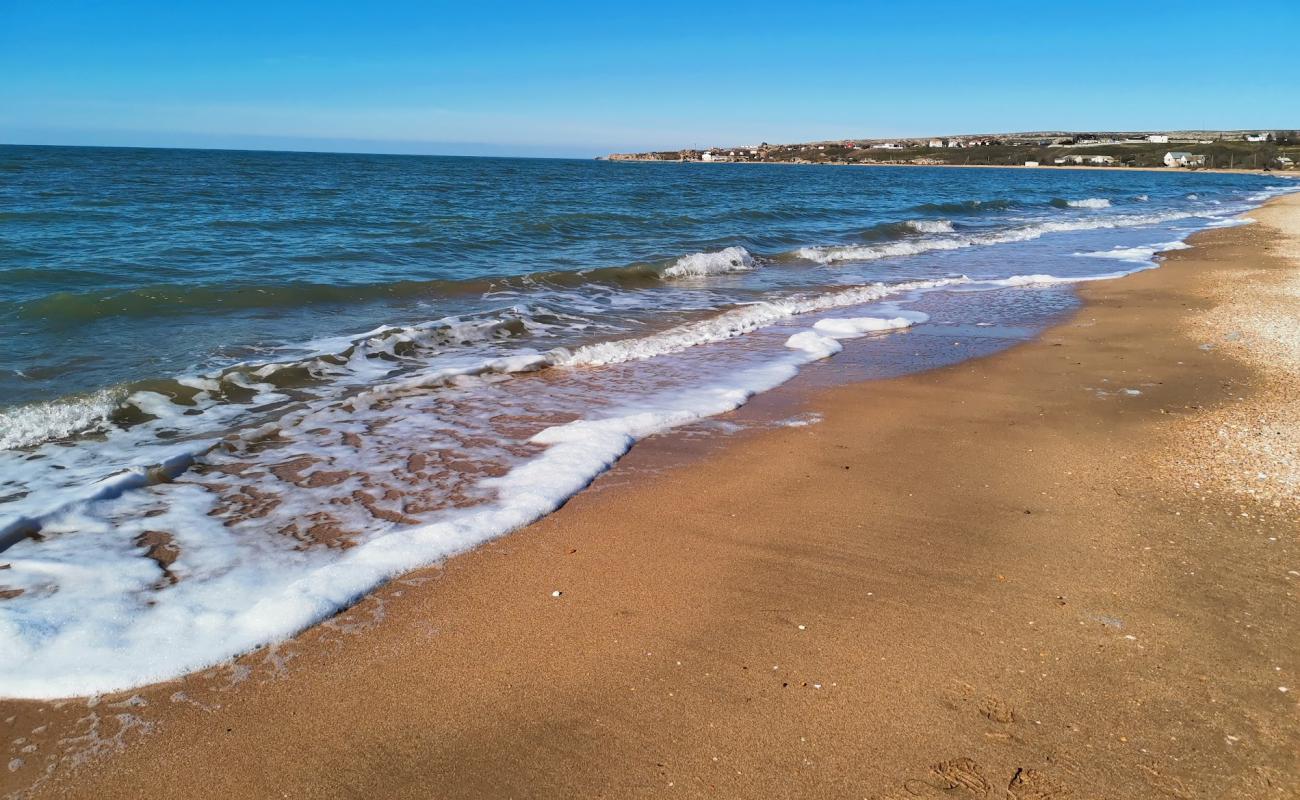 Foto af Plyazh Zolotoye med lys sand overflade