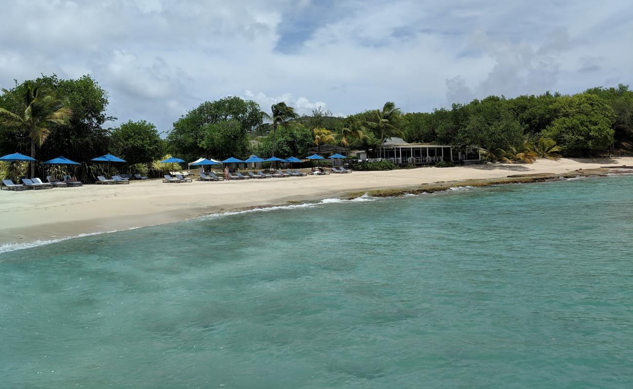 Foto af Cotton House beach med lys fint sand overflade