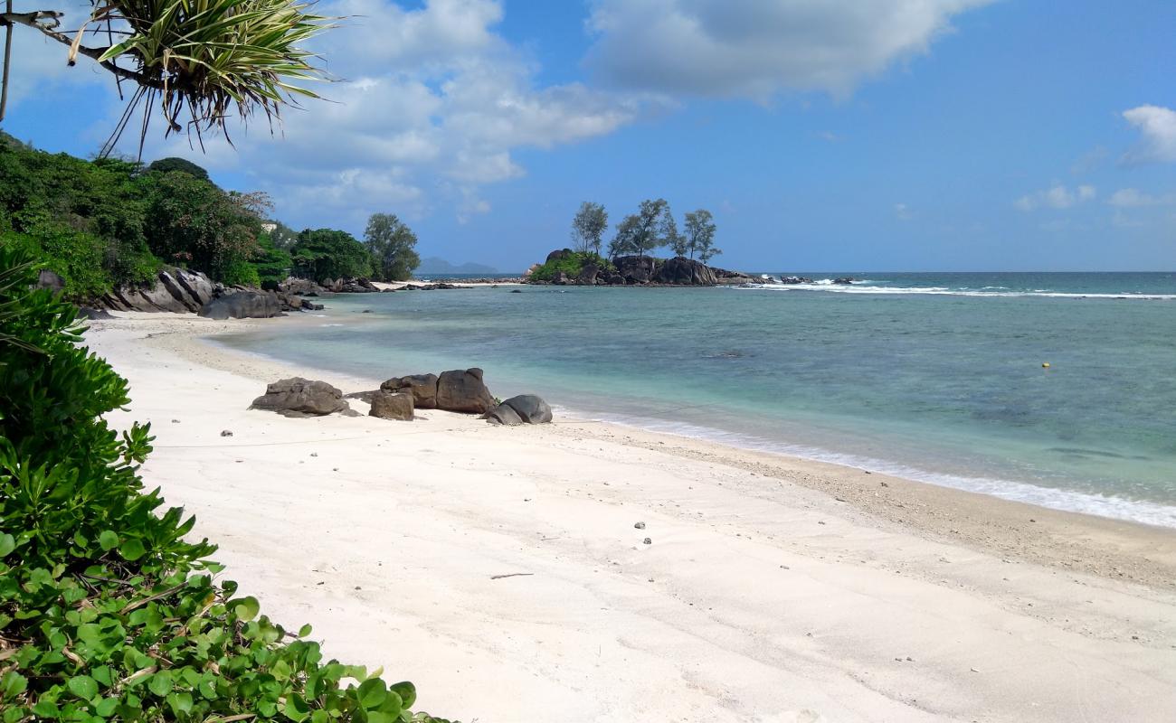 Foto af Port Glaud Lagoon Beach med lys sand overflade