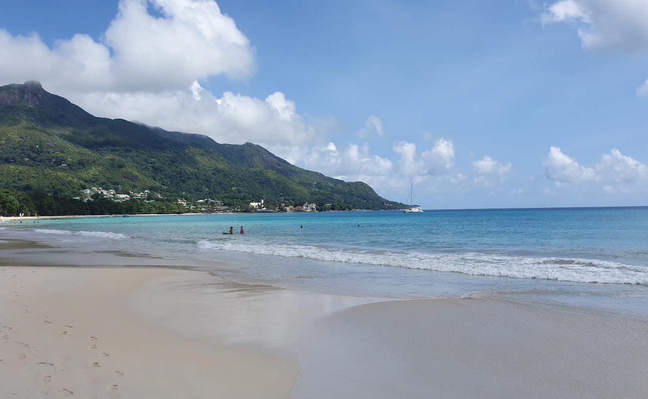 Foto af Beau Vallon Strand med lys fint sand overflade