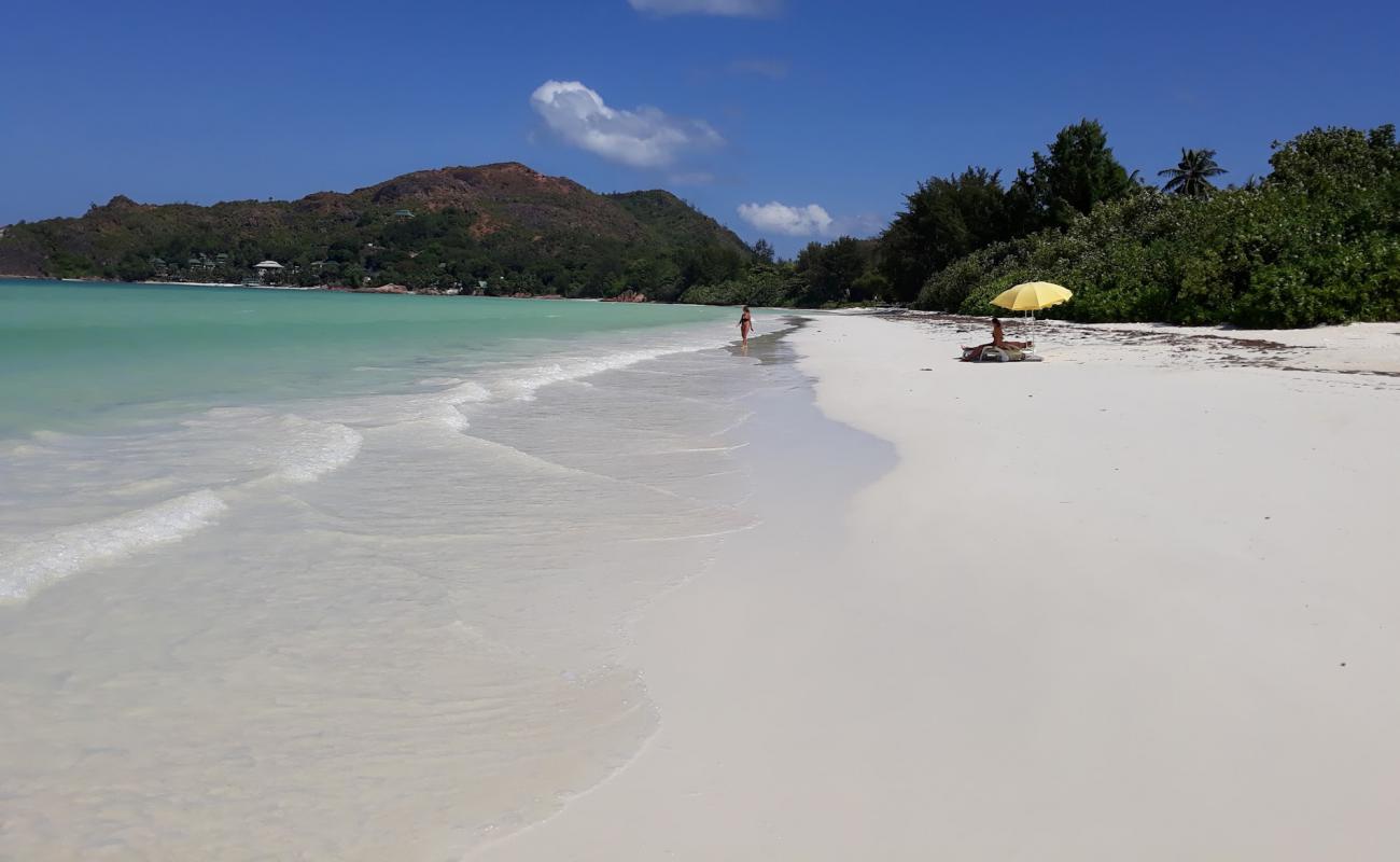 Foto af Anse Takamaka Beach med hvidt sand overflade