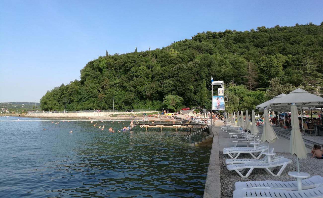 Foto af Salinera beach med betonovertræk overflade