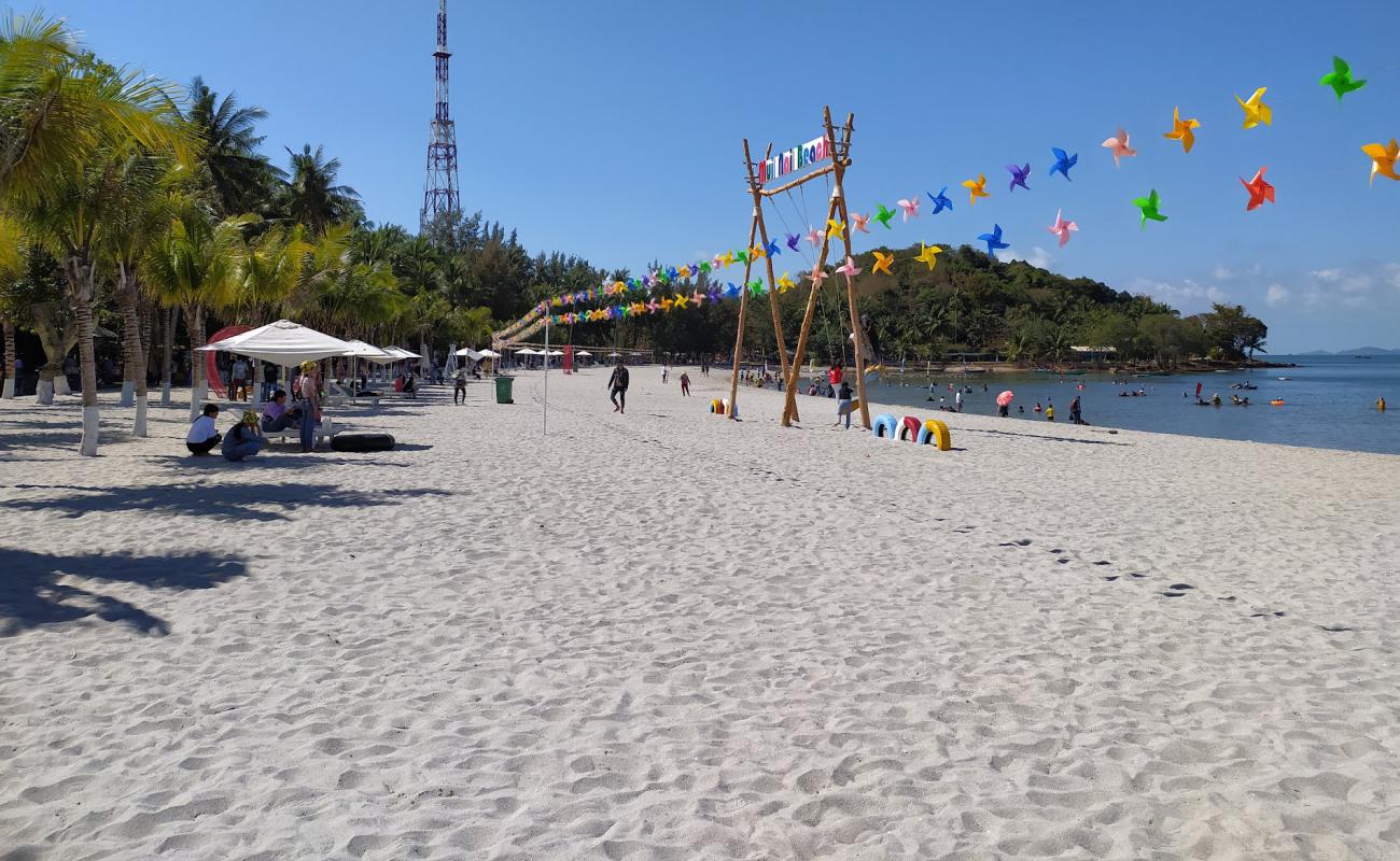 Foto af Mui Nai black beach med hvidt sand overflade