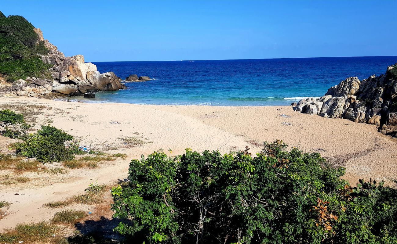 Foto af Hom Beach med lys sand overflade