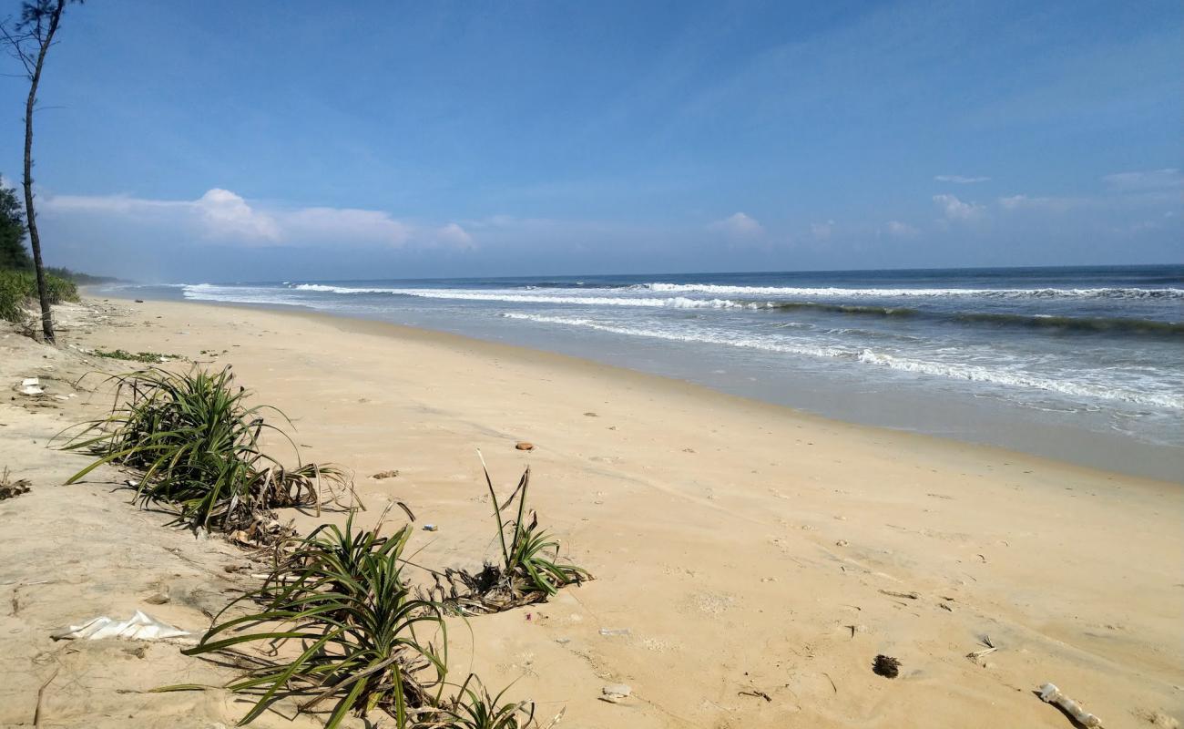 Foto af Vinh Hai Beach med lys sand overflade