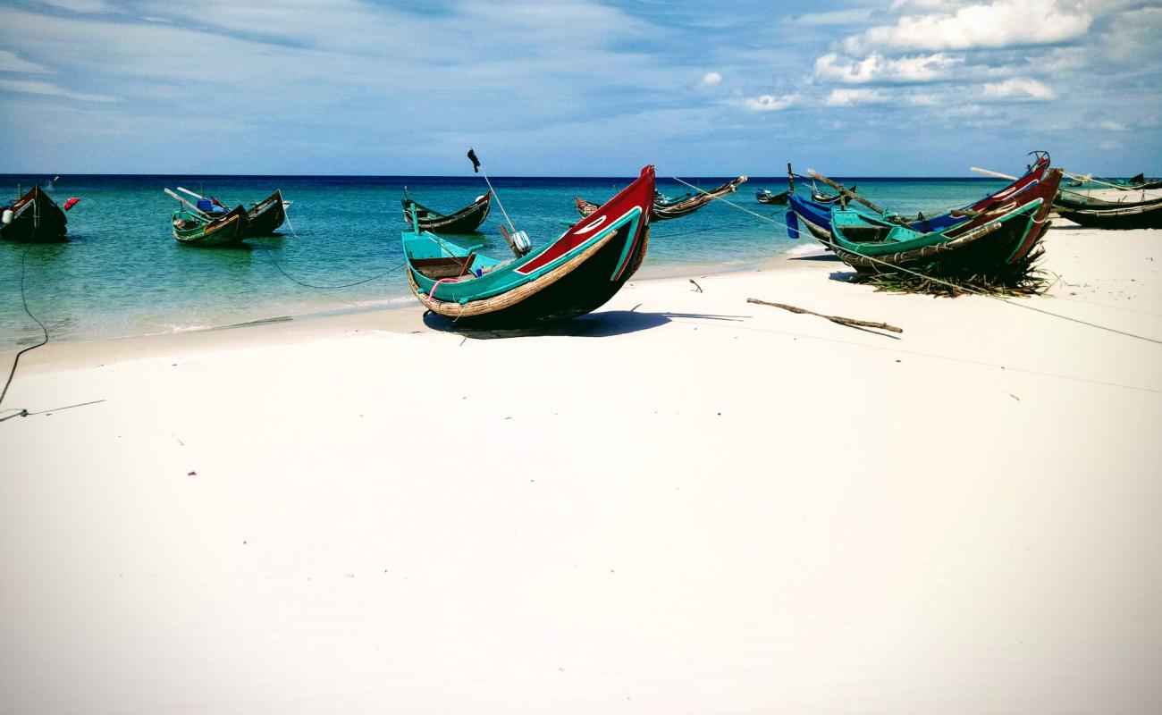 Foto af Bai Ngu Thuy Trung med lys sand overflade