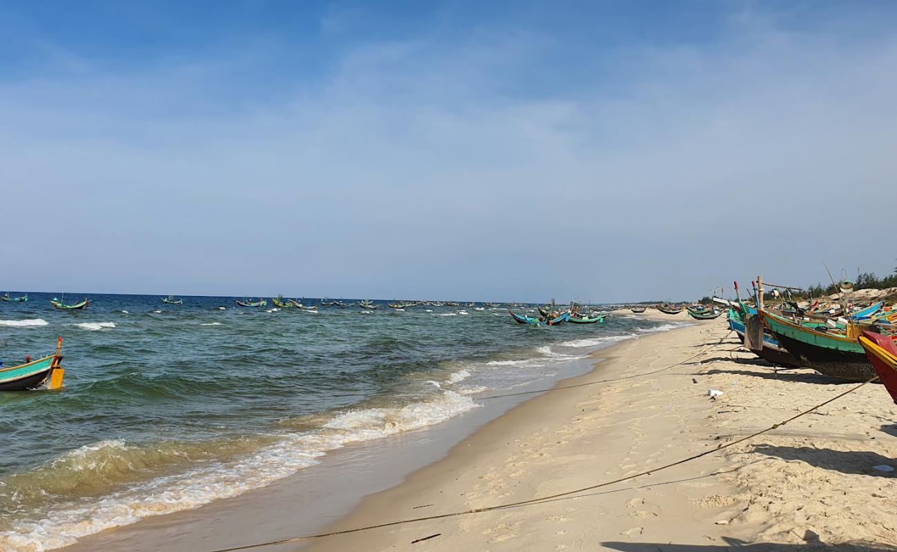 Foto af Hai Ninh Beach med hvidt fint sand overflade