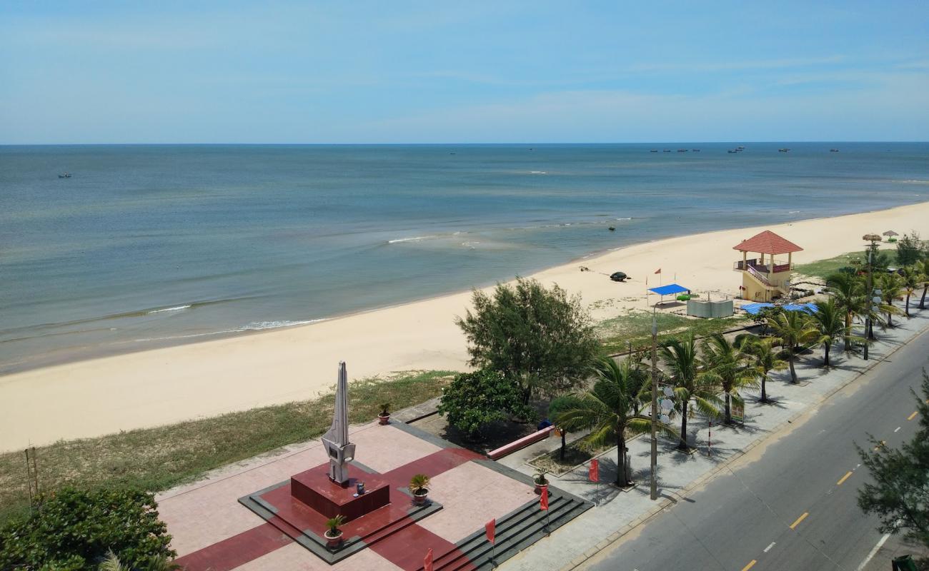 Foto af Nhat Le Beach med lys sand overflade