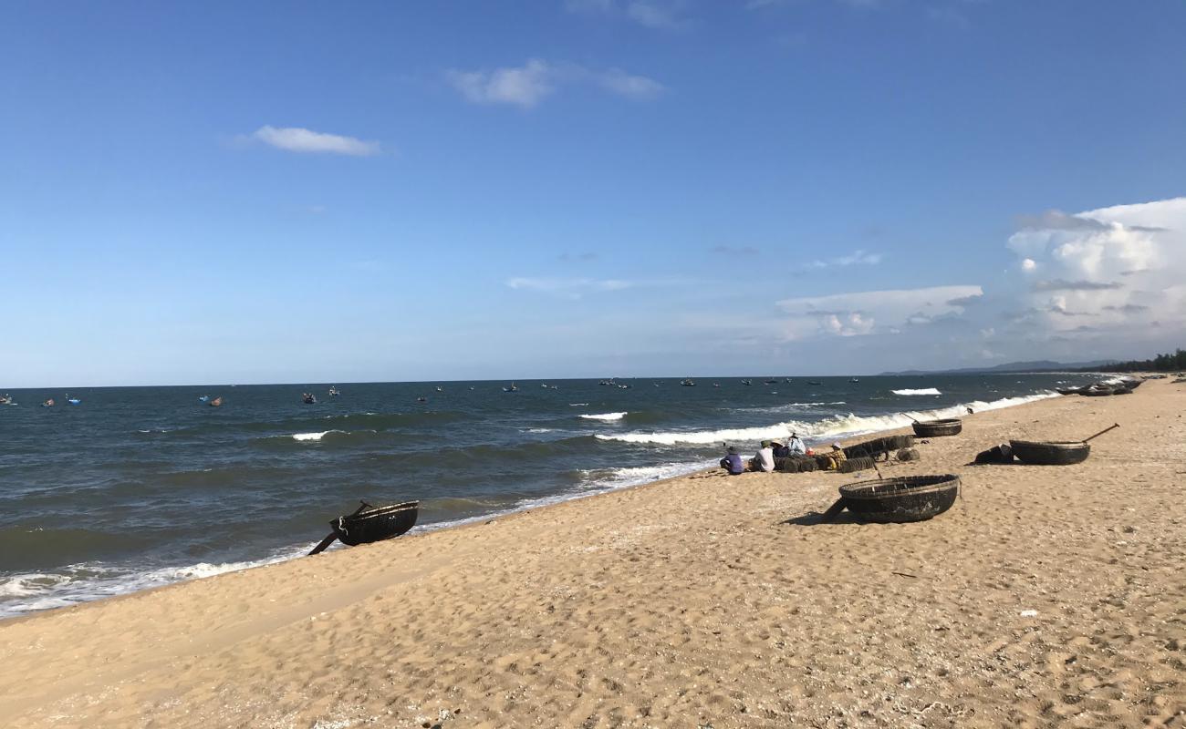 Foto af Xuan Hoa beach med lys sand overflade