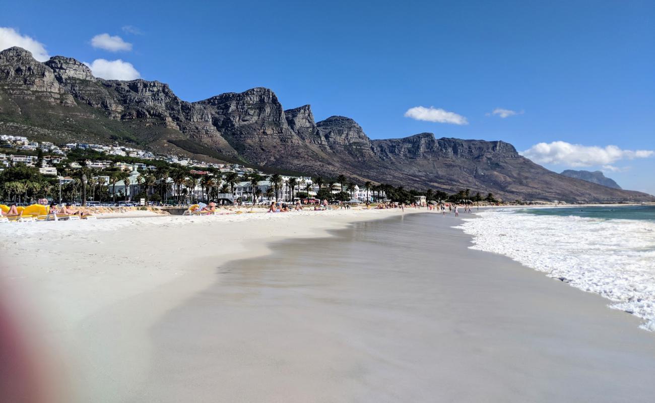 Foto af Camps Bay beach med lys fint sand overflade