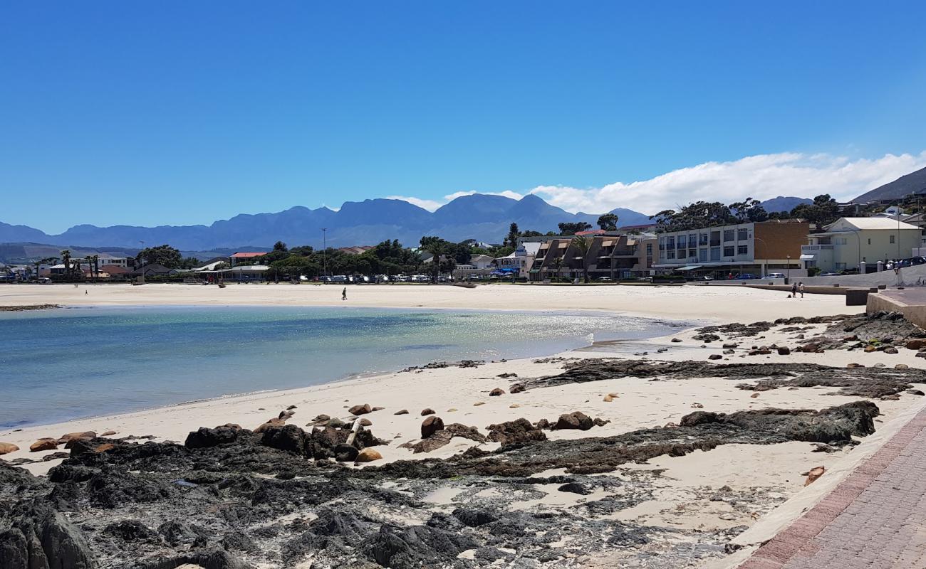 Foto af Gordon's Bay beach med lys sand overflade