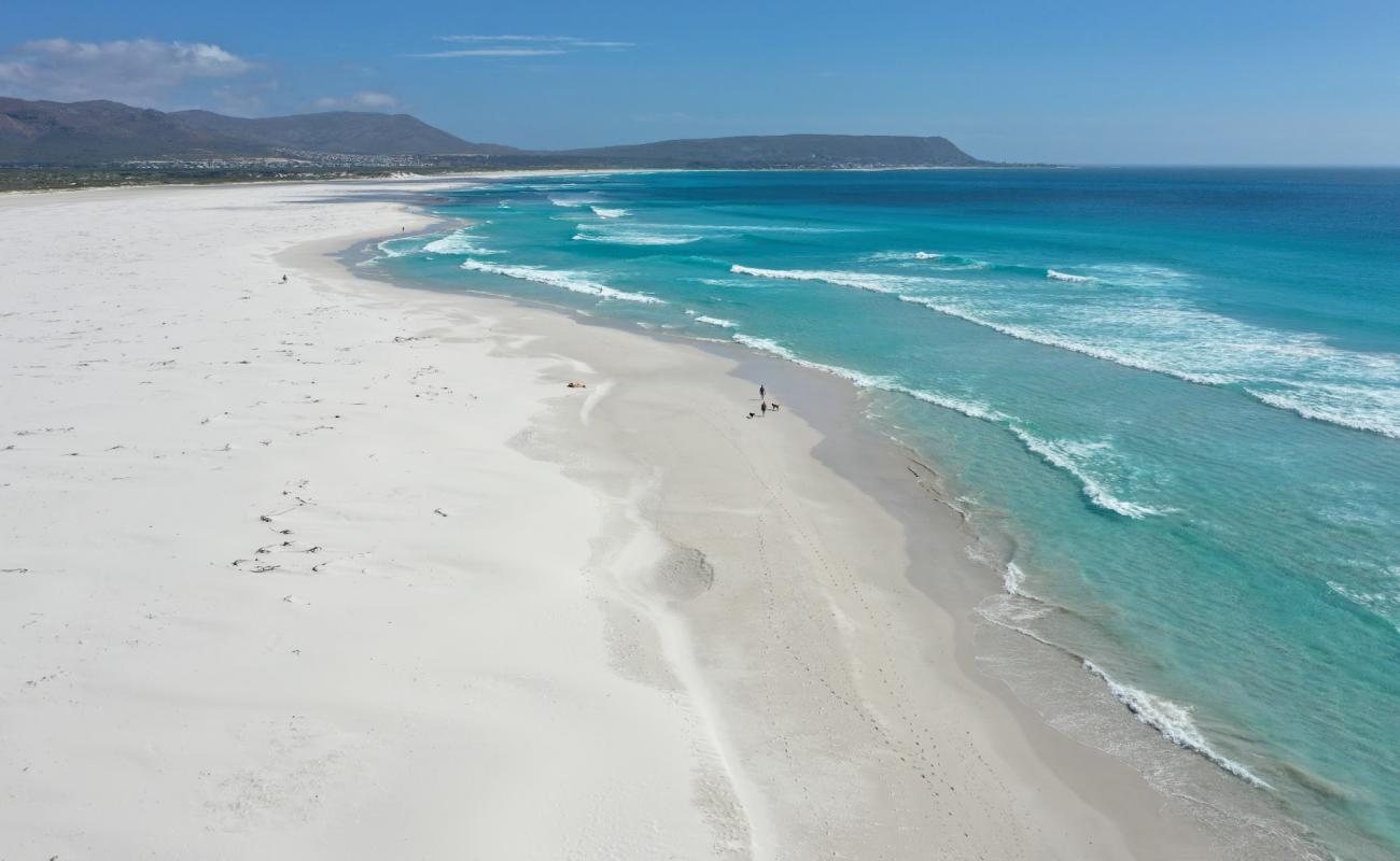 Foto af Noordhoek Beach med lys fint sand overflade