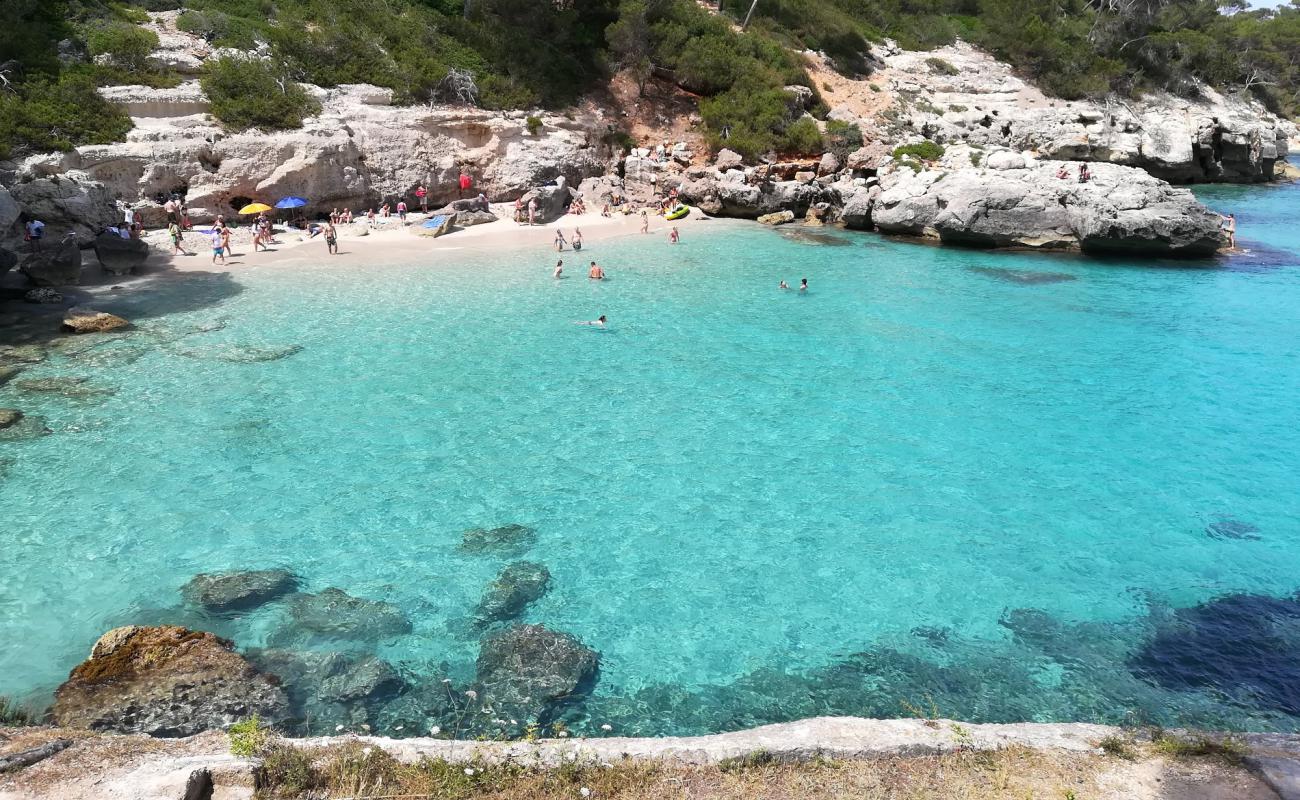 Foto af Cala Mitjaneta med lys fint sand overflade