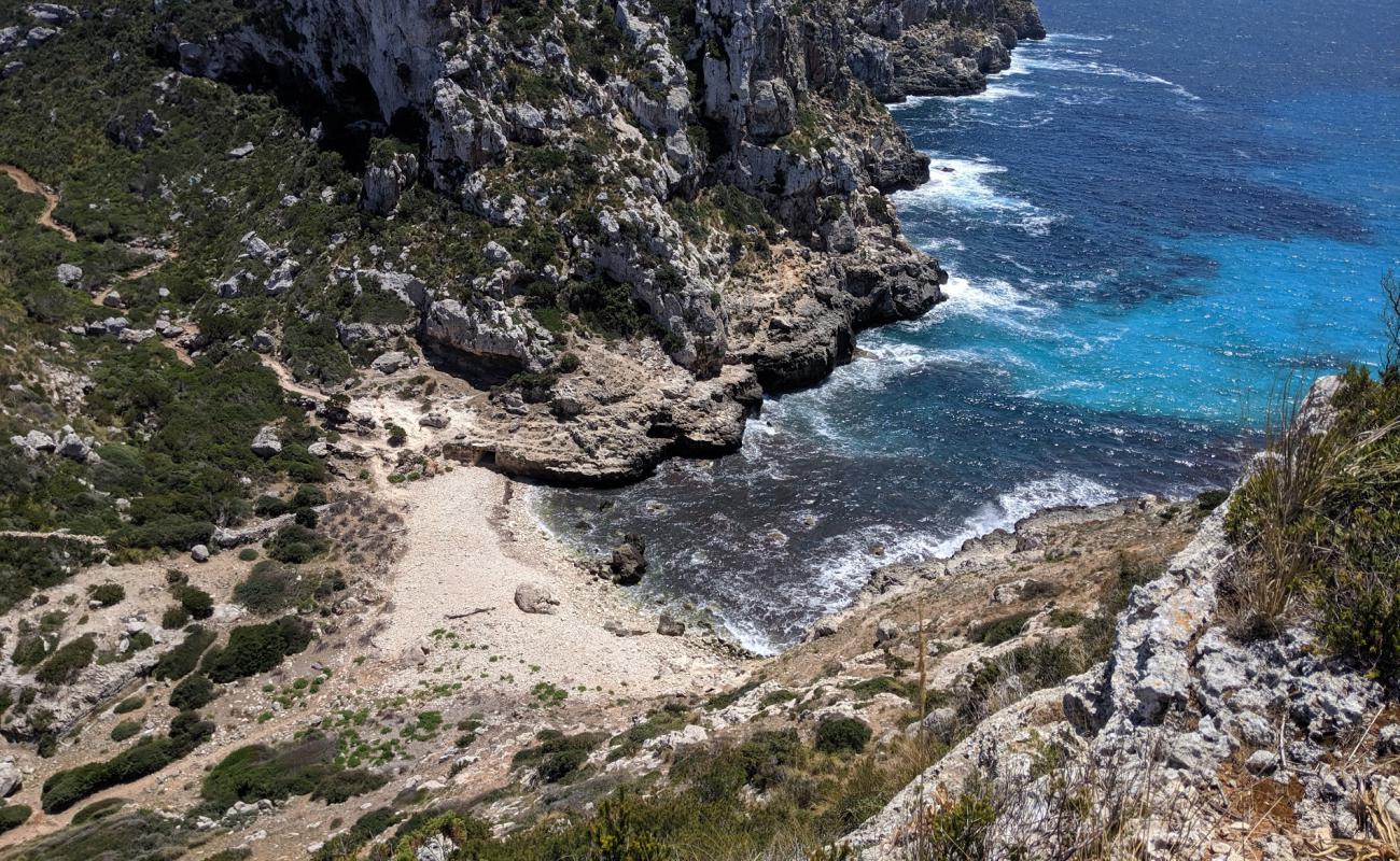 Foto af Cala de Ilucalari med sten overflade